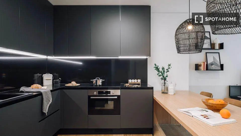 Küche; küchengeräte, holzboden, tageslicht, moderner stil