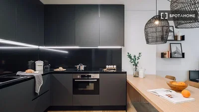 Küche; küchengeräte, holzboden, tageslicht, moderner stil