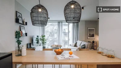 Wohnzimmer; tageslicht, moderner stil, holzboden