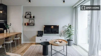 Wohnzimmer; tageslicht, holzboden, moderner stil