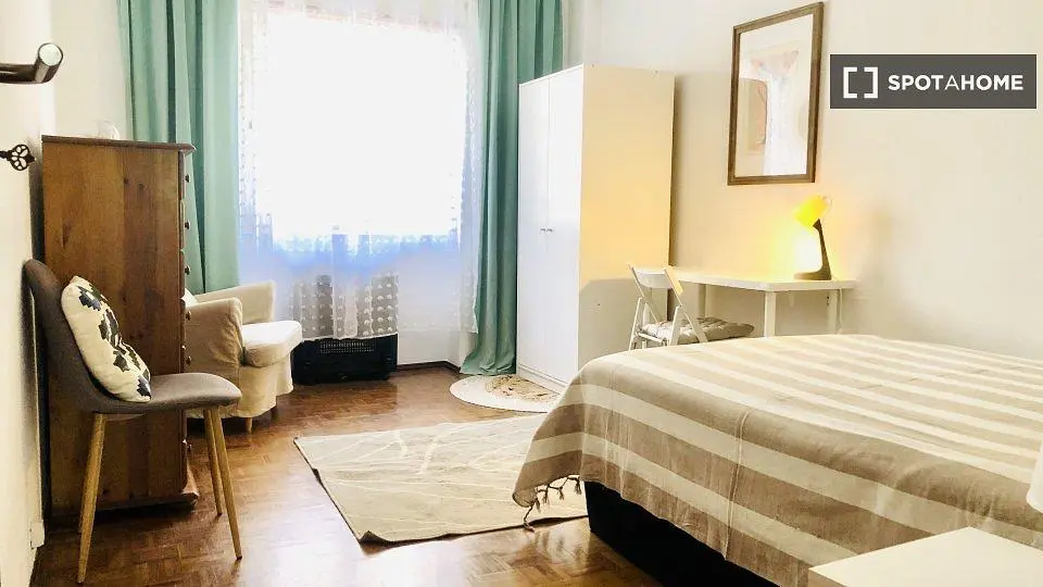 Schlafzimmer; holzboden, tageslicht, moderner stil