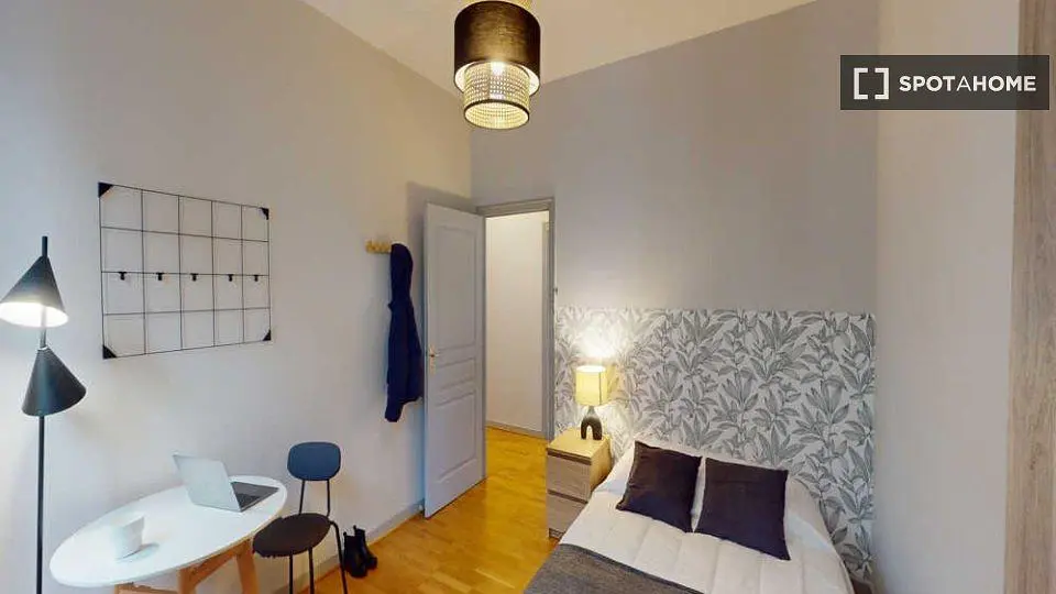 Schlafzimmer; holzboden, tageslicht, moderner stil