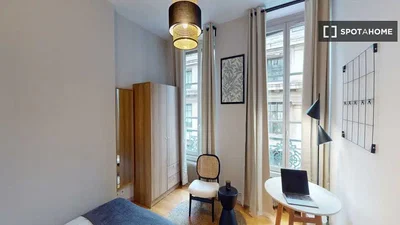 Schlafzimmer; tageslicht, holzboden