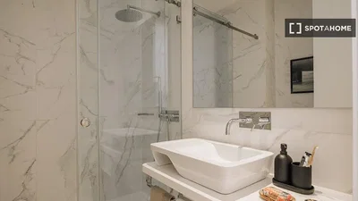 Купатило; плочице, реновиран, природно светло