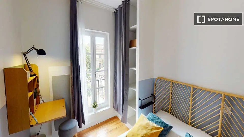 Chambre; lumière naturelle, parquet