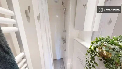 Toilettes; rénové, lumière naturelle