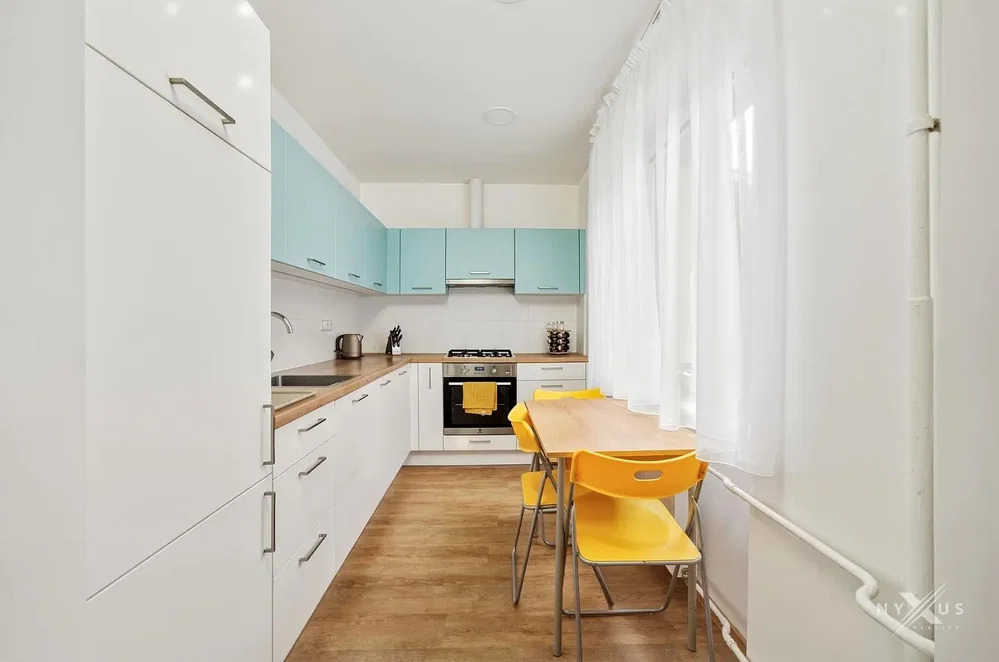 Cucina; elettrodomestici, luce naturale, stile moderno