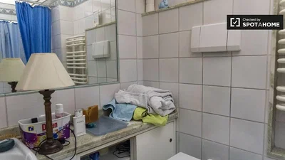 Баня; плочки, нуждае се от ремонт