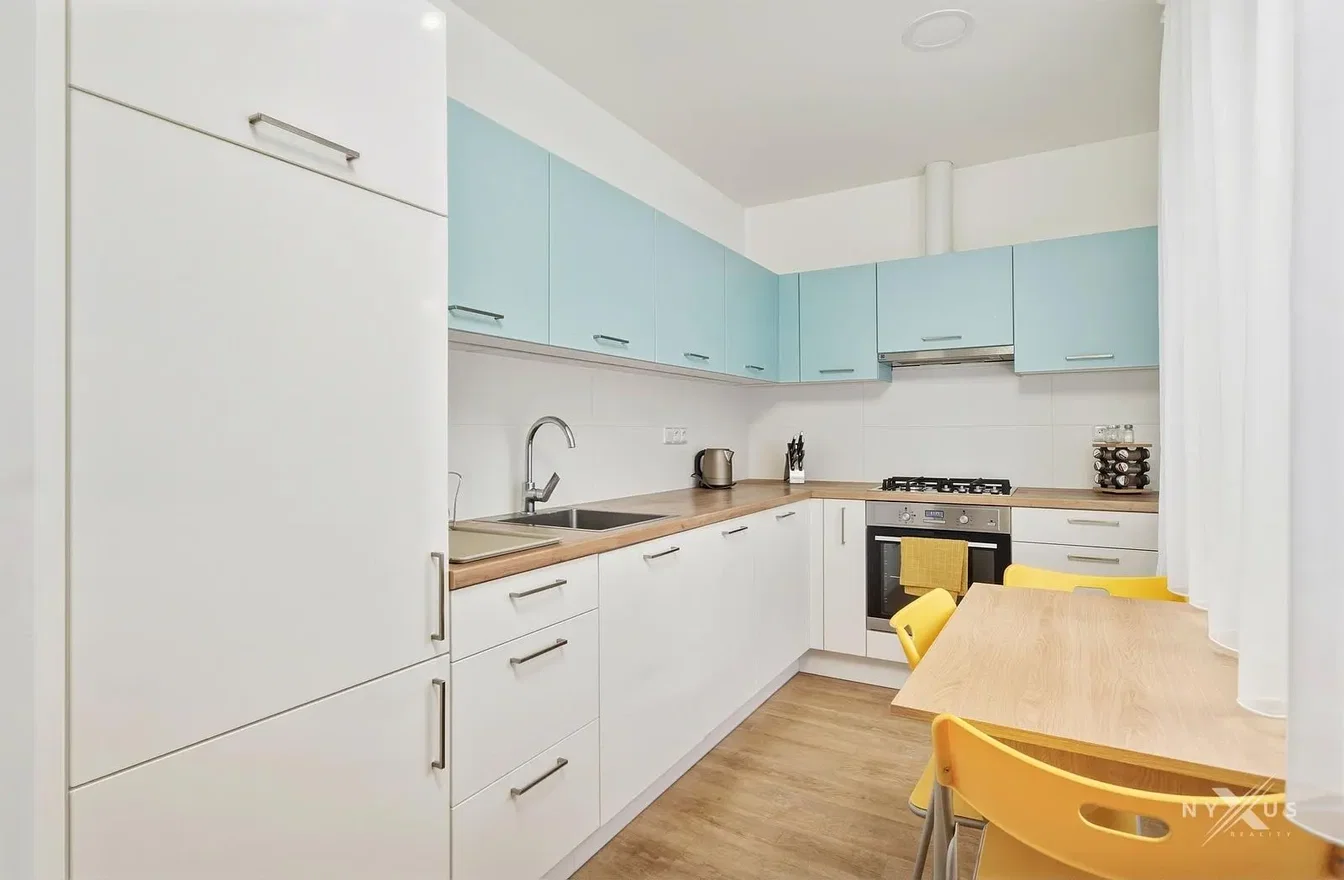 Cucina; elettrodomestici, pavimento in legno, luce naturale