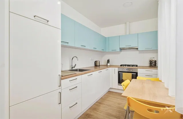 Cucina; elettrodomestici, pavimento in legno, luce naturale