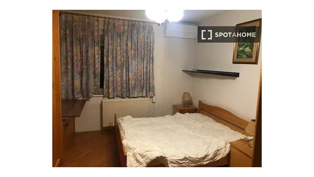 Спалня; естествена светлина, дървен под