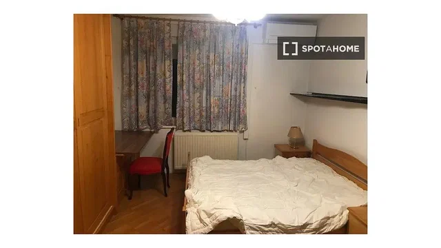 Спалня; дървен под, естествена светлина