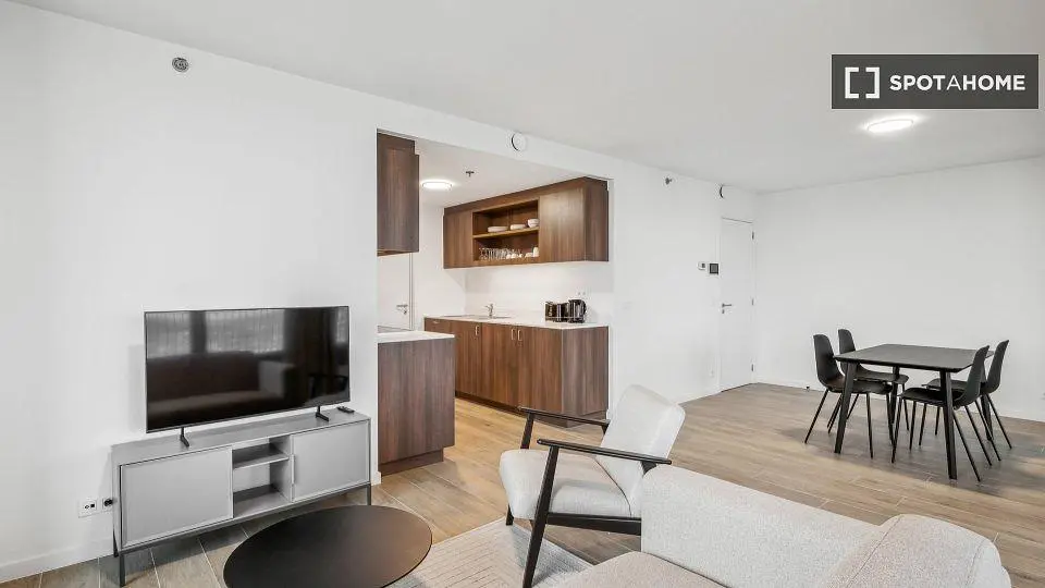 Soggiorno; luce naturale, pavimento in legno, stile moderno