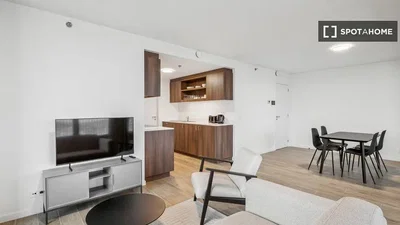 Soggiorno; luce naturale, pavimento in legno, stile moderno