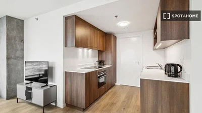 Cucina; elettrodomestici, pavimento in legno, luce naturale