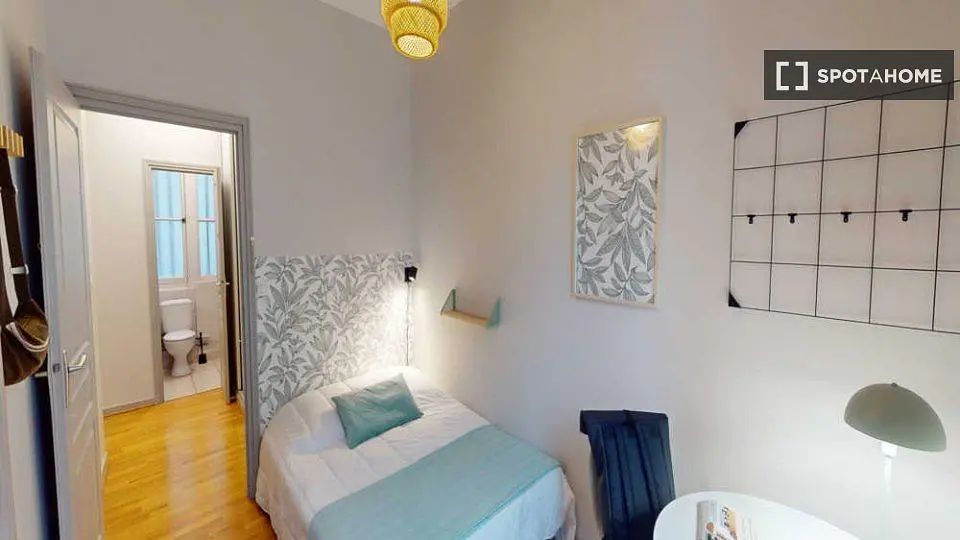Schlafzimmer; holzboden, tageslicht