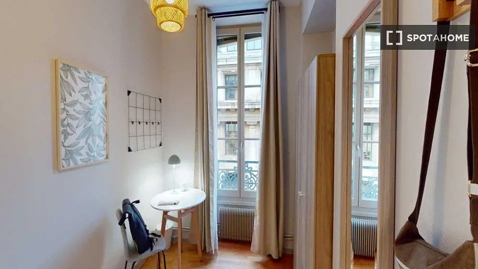 Schlafzimmer; tageslicht, holzboden