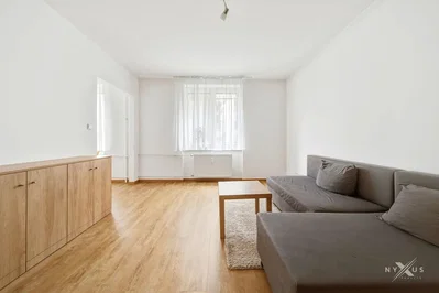 Soggiorno; pavimento in legno, luce naturale