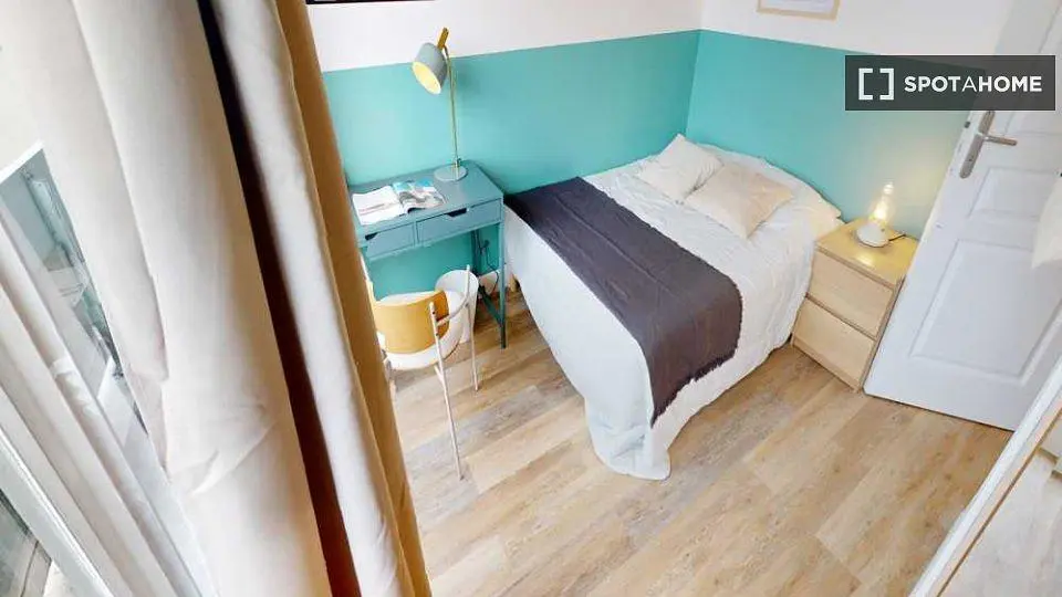 Schlafzimmer; holzboden, tageslicht