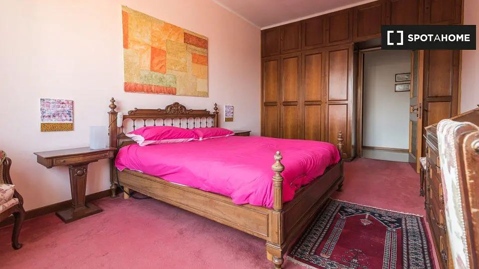 Schlafzimmer; holzboden, holzbalken, renovierungsbedürftig, tageslicht