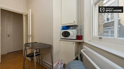 Cuisine; électroménager, parquet, lumière naturelle