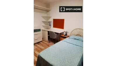 Schlafzimmer; holzboden, tageslicht