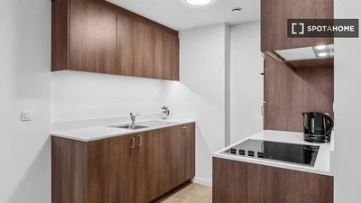 Cucina; elettrodomestici, pavimento in legno