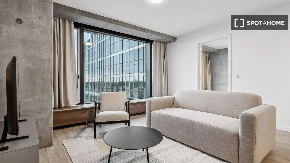 Soggiorno; vista, pavimento in legno, luce naturale, stile moderno