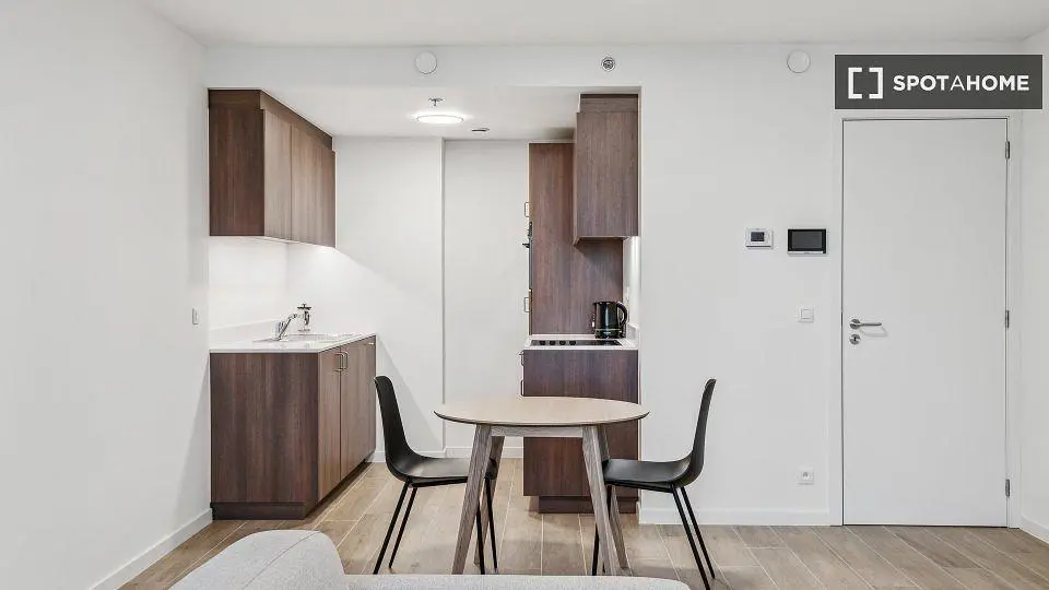 Cucina; elettrodomestici, pavimento in legno, luce naturale