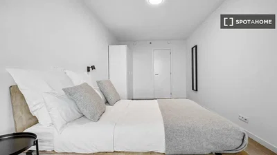 Camera da letto; pavimento in legno, luce naturale
