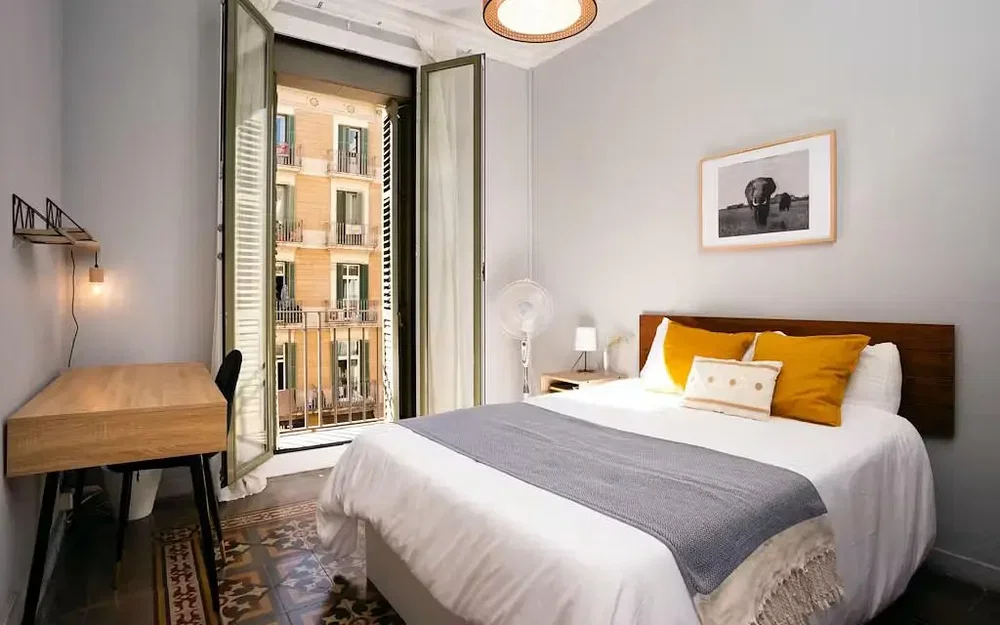 Dormitorio; luz natural, suelo de madera