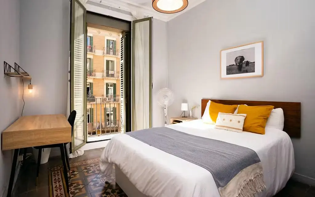 Dormitorio; luz natural, suelo de madera