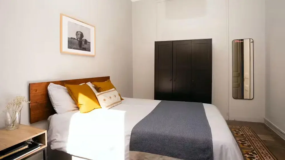 Dormitorio; suelo de madera, luz natural