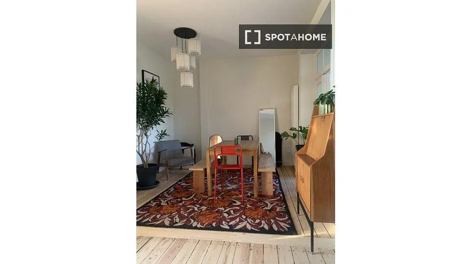 Soggiorno; pavimento in legno, luce naturale, stile moderno