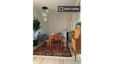 Soggiorno; pavimento in legno, luce naturale, stile moderno