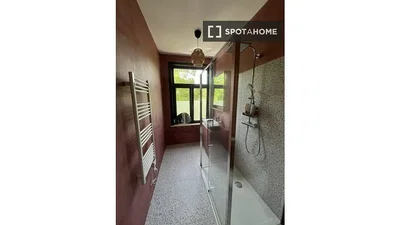 Bagno; luce naturale, pavimento in piastrelle