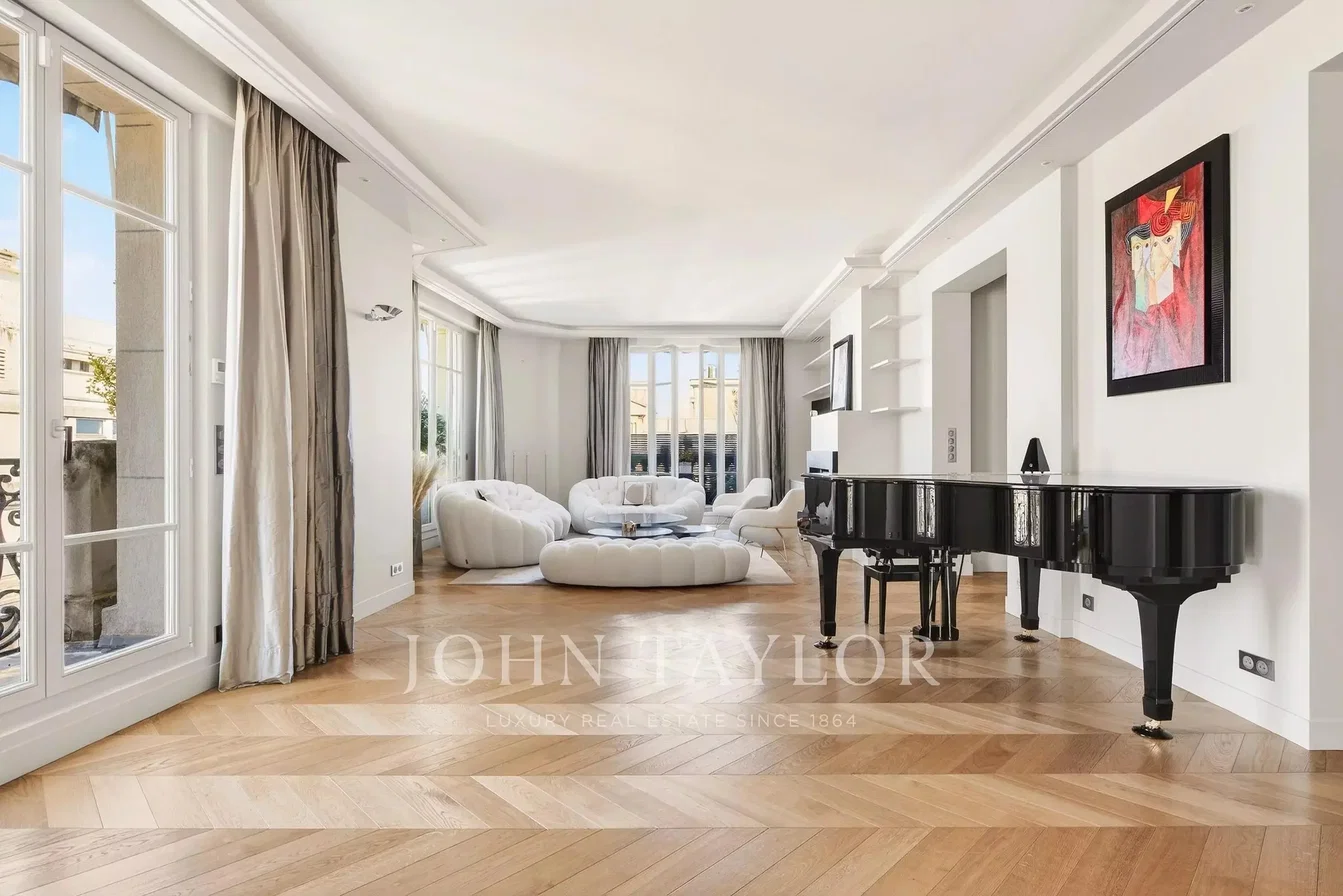 Wohnzimmer; holzboden, tageslicht, moderner stil