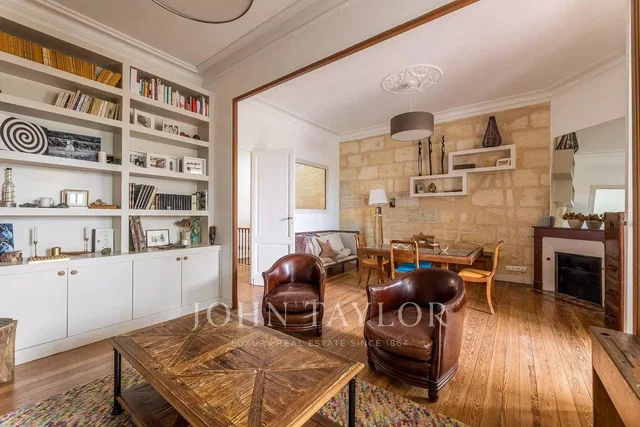 Σαλόνι; ξύλινο πάτωμα, τζάκι, φυσικό φως, ρουστίκ στυλ