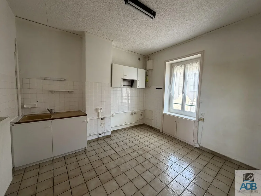 Kuchyně; dlažba, nutná rekonstrukce, přirozené světlo