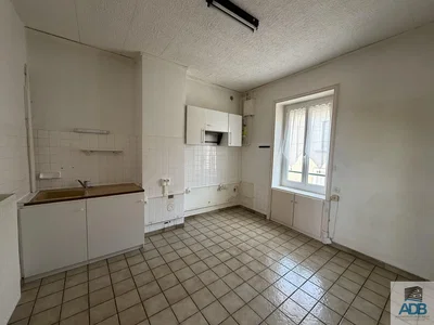 Kuchyně; dlažba, nutná rekonstrukce, přirozené světlo
