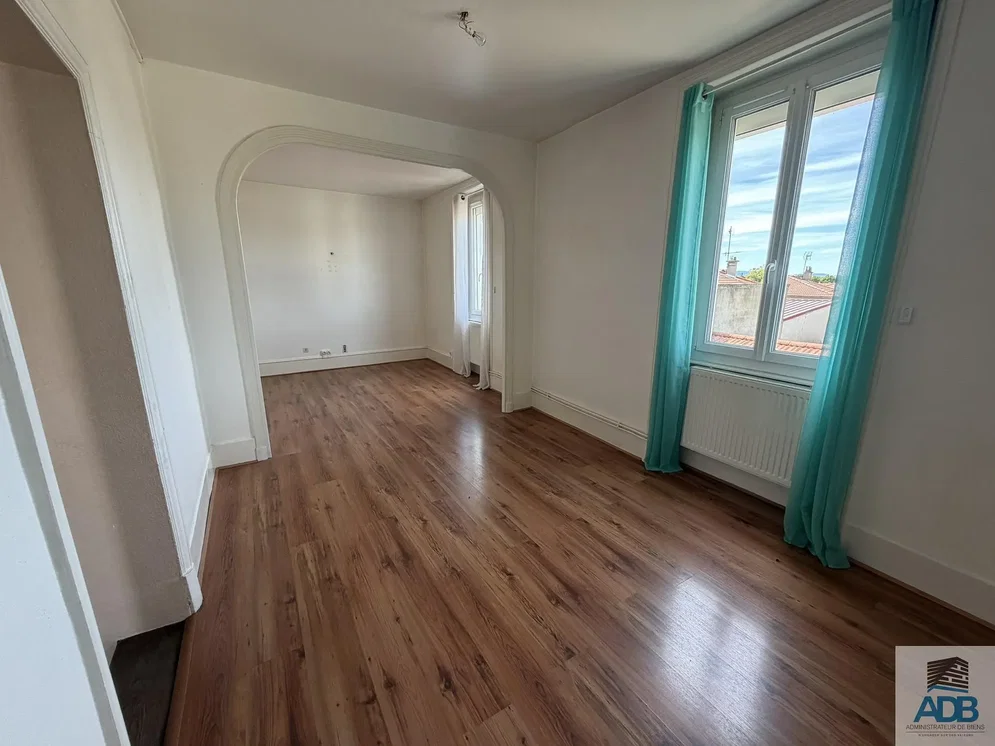 Obývací pokoj; dřevěná podlaha, přirozené světlo, výhled