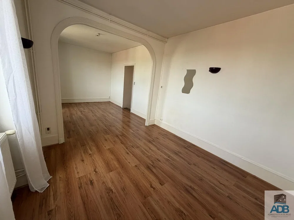 Obývací pokoj; dřevěná podlaha, přirozené světlo