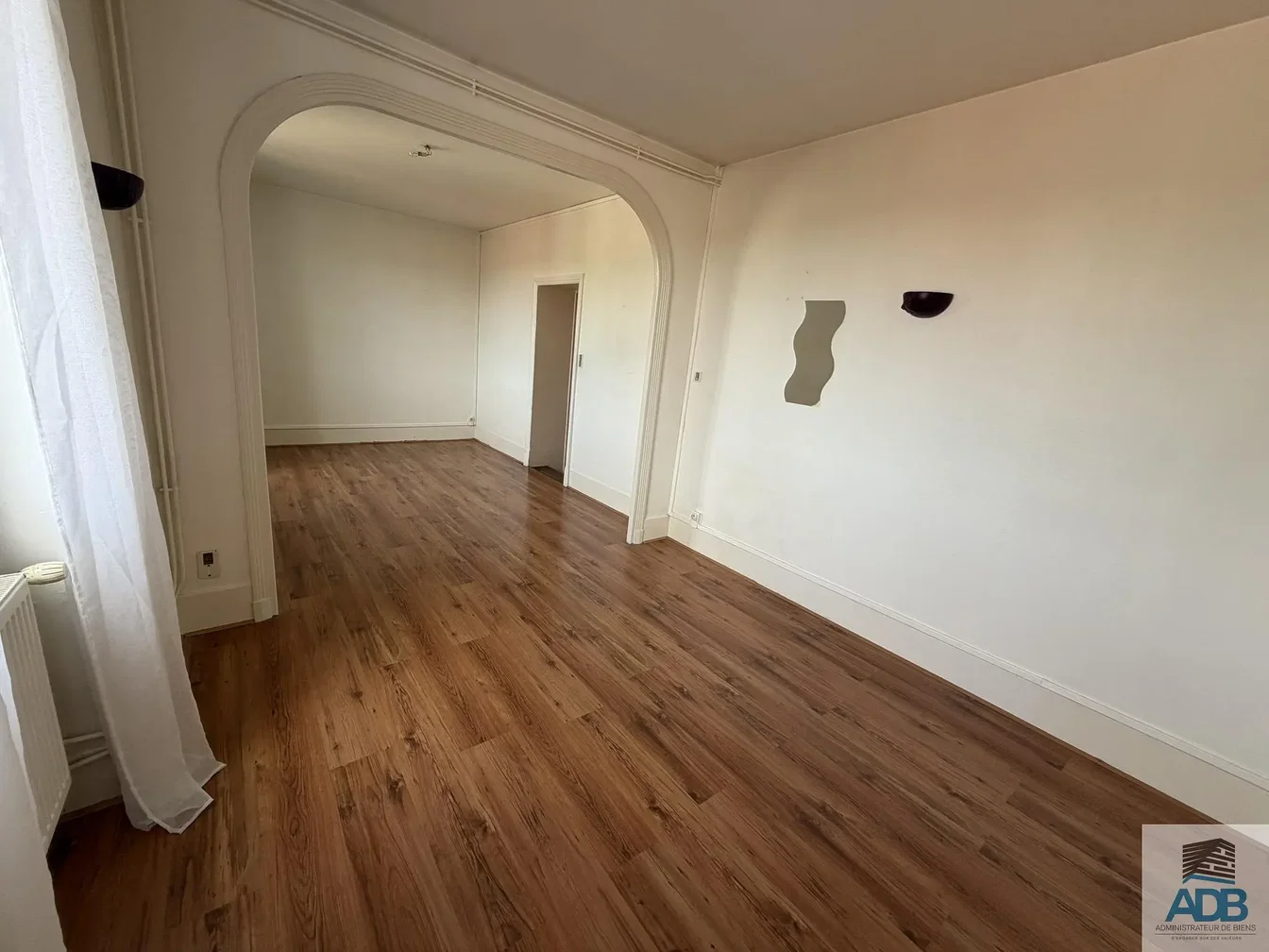 Obývací pokoj; dřevěná podlaha, přirozené světlo