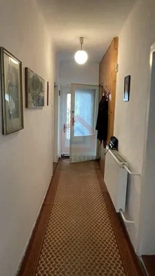 Γκαρνταρόμπα; φυσικό φως, ξύλινο πάτωμα