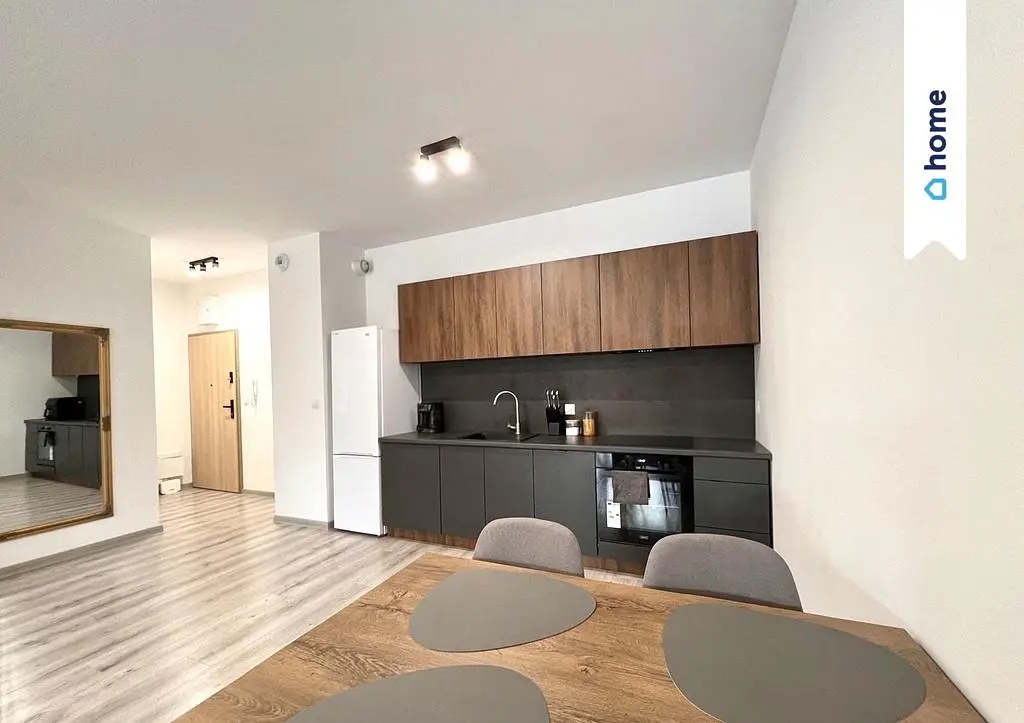 Cuisine; électroménager, parquet, lumière naturelle