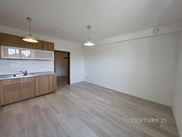 Cozinha; eletrodomésticos, chão de madeira, luz natural