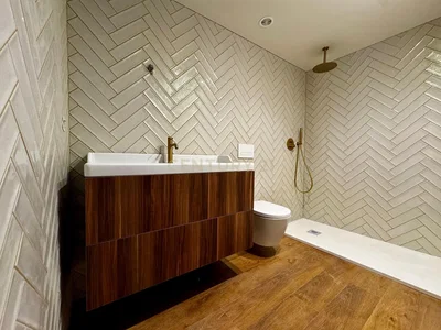 Toilette; fliesenboden, holzboden, renoviert, tageslicht