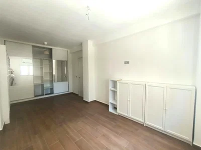 Spalnica; lesena tla, talne ploščice, naravna svetloba