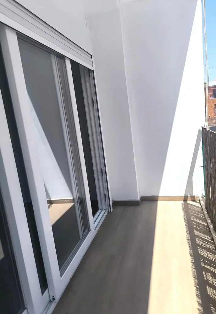 Balkon; naravna svetloba, lesena tla
