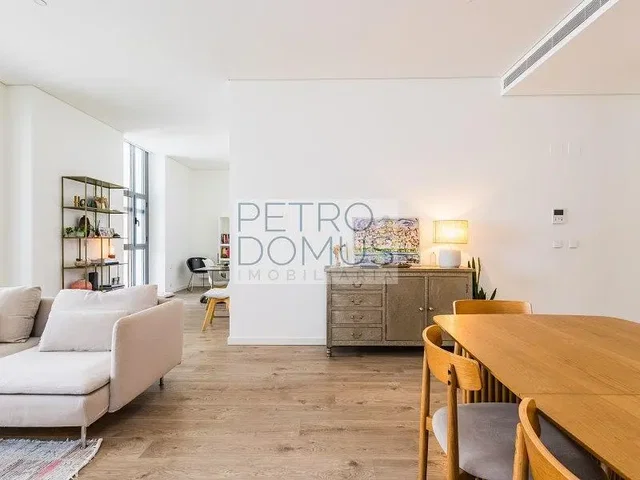 Salón; suelo de madera, luz natural, estilo moderno